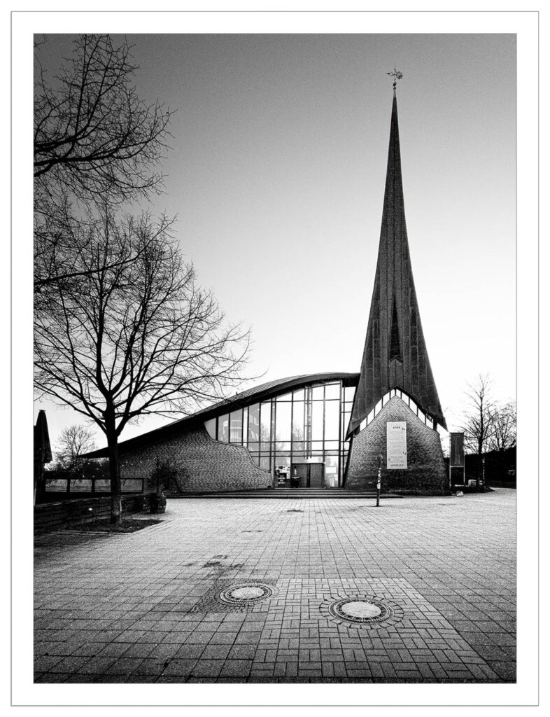 Fineart-Print in black and white of the church in Neuallermoehe in Hamburg